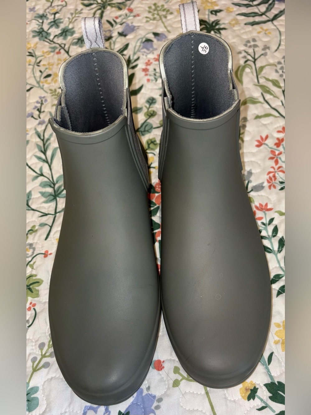 Hunter dark sage green rubber slip-on ankle rain boots Size 10 round toe